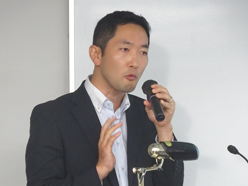 決算説明会に登壇した清水貴久社長